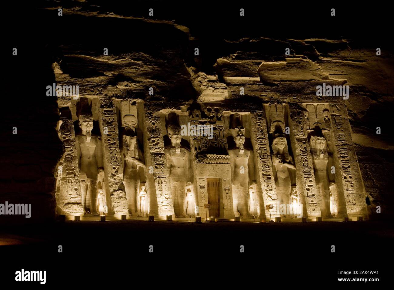 Abou Simbel : der Liebesgöttin Hathor geweiht - Tempel für reine Nefertari (Gemahlin Ramses II.), spectacle son et lumière, l'utilisation dans le monde entier | Ägypten Banque D'Images