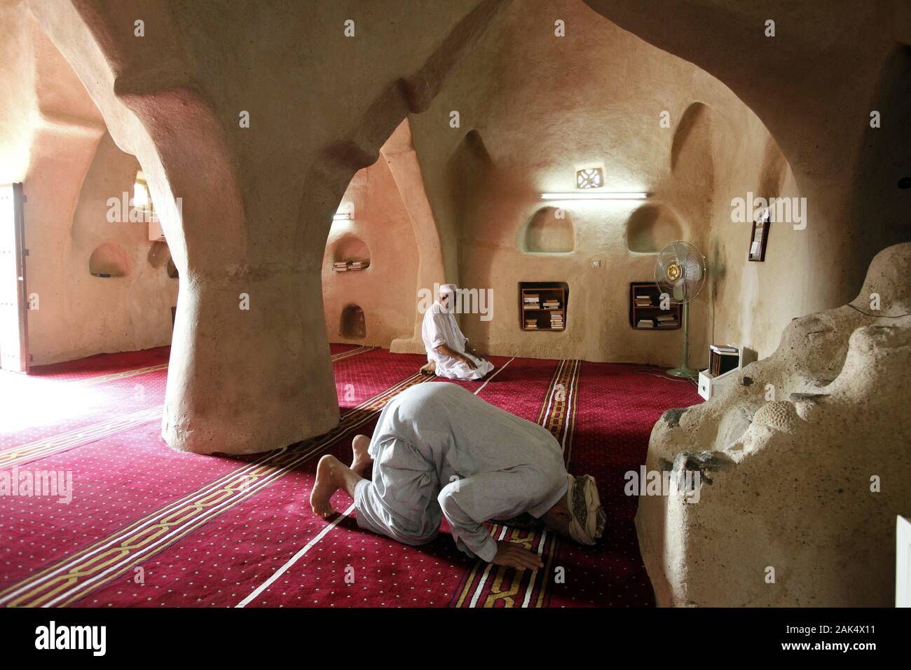 Fujairah-Stadt : Al Bidya Moschee une Kuestenstraße zwischen der Stadt und Al Fujairah Dibba, Dubaï | conditions dans le monde entier Banque D'Images