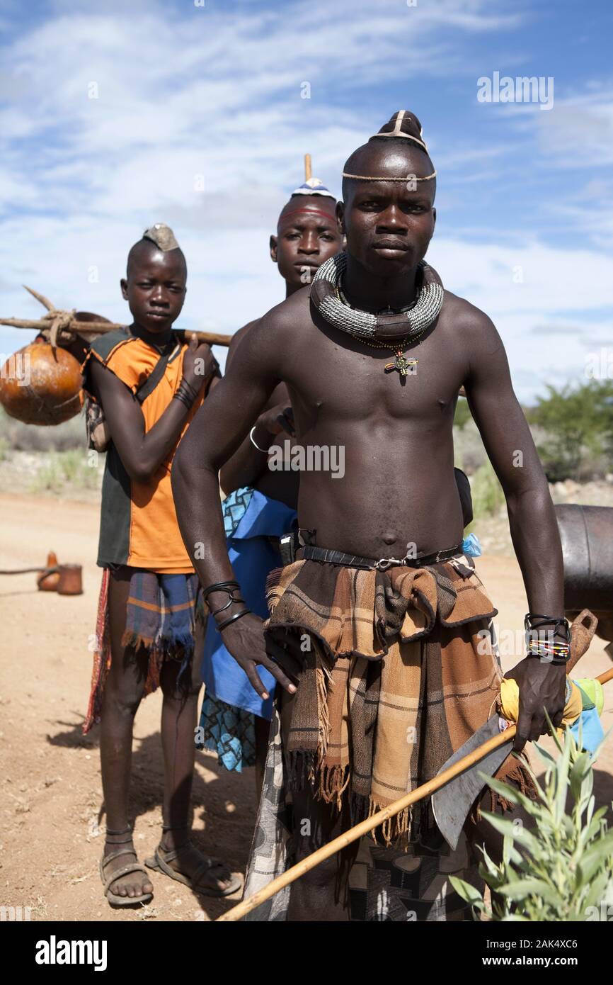 Unterwegs im noerdlichen Kaokoveld : Begegnung mit Himbas, en Namibie | conditions dans le monde entier Banque D'Images