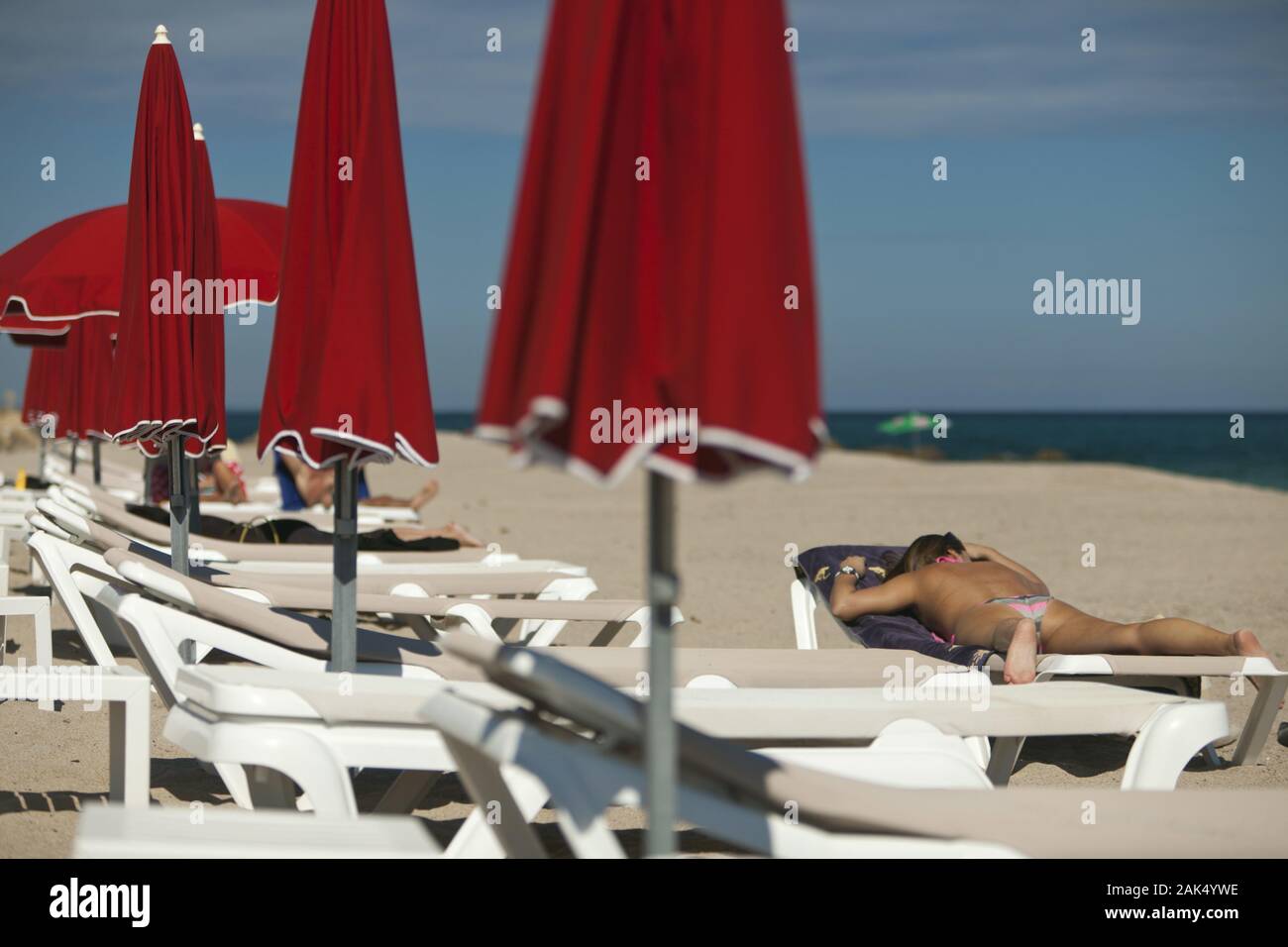 -Schirme Liegestühle und am Strand von Solenzara, Korsika | conditions dans le monde entier Banque D'Images