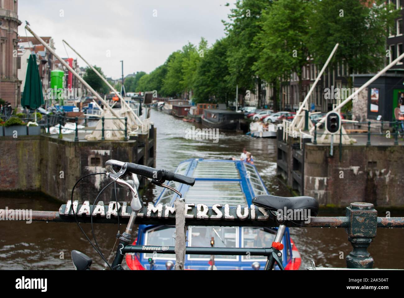 Bateau traversant la porte de la voie navigable au milieu de la ville. Banque D'Images