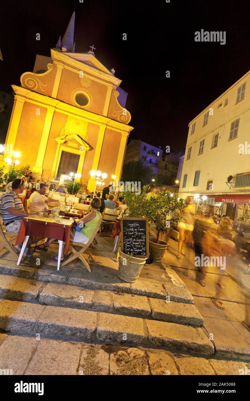 Calvi : : Restaurant vor der Kirche Sainte Marie Majeure, am Abend, Korsika | conditions dans le monde entier Banque D'Images