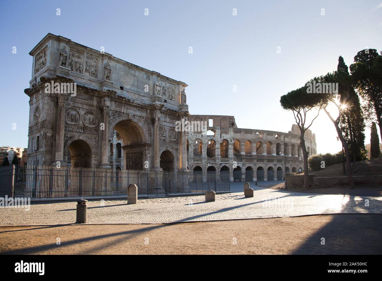 Konstantinbogen mit Kolosseum, Rom | conditions dans le monde entier Banque D'Images