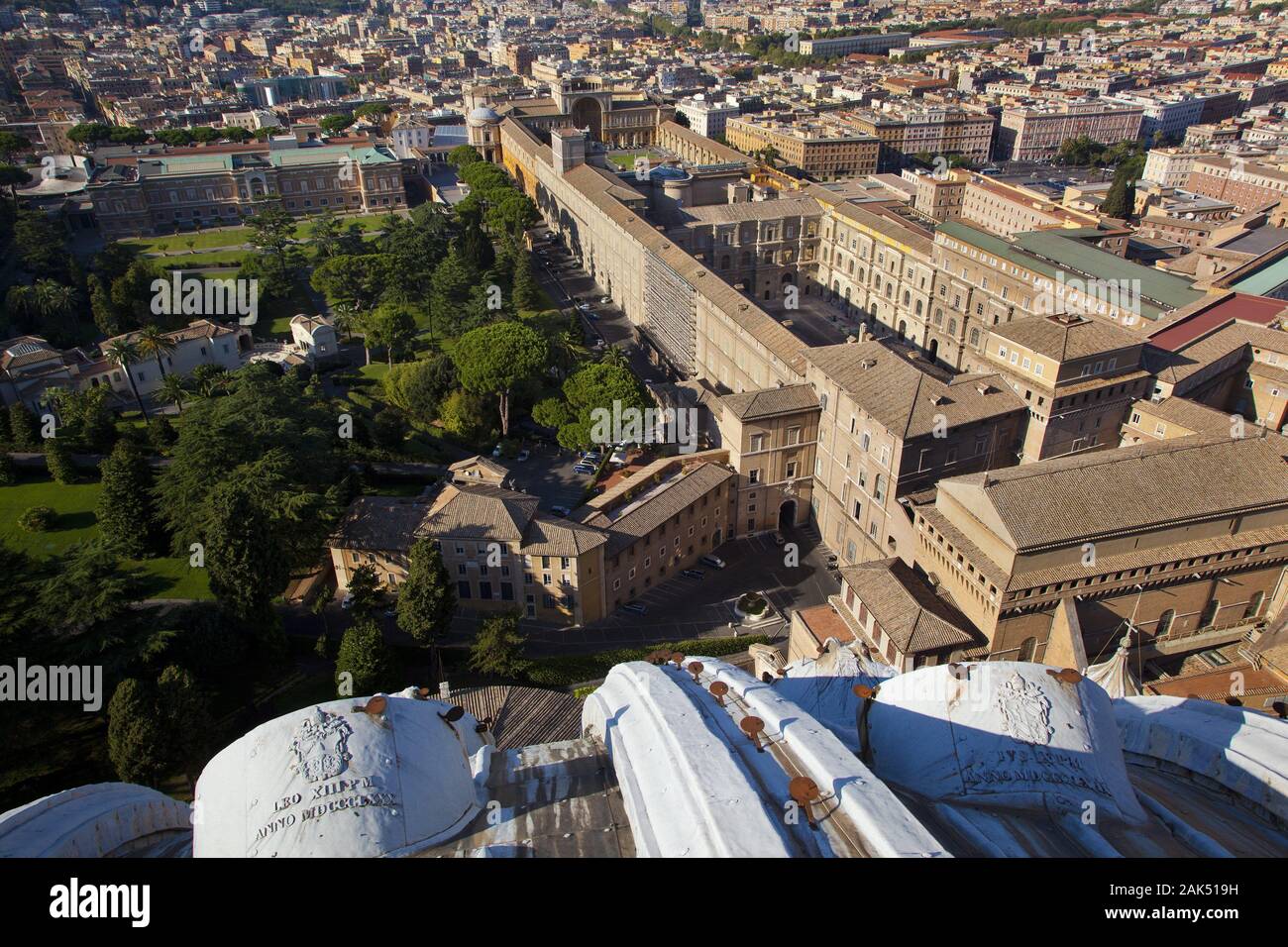 Blick von der Kuppel der Peterskirche dans die vatikanischen Gärten und auf die vatikanischen Museen, Rom | conditions dans le monde entier Banque D'Images