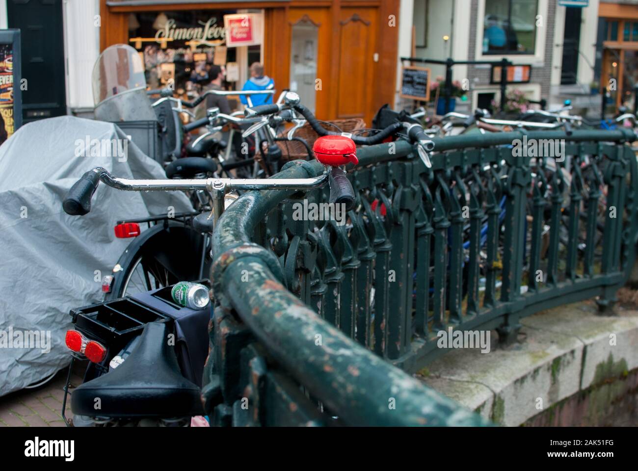 Vélos garés le long du pont's green grid et à l'arrière passage avec restaurant et café Banque D'Images