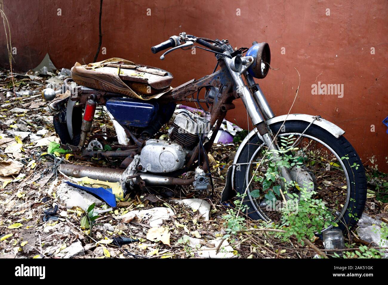 Photo d'un vieux, cassé et Rusty à moto un lot vide Photo Stock - Alamy