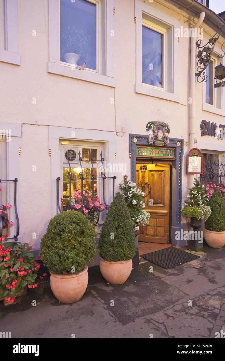 Trèves : Restaurant 'Alt Zalawen Zurlaubener' Am Ufer, am Abend, Mosel | utilisée dans le monde entier Banque D'Images
