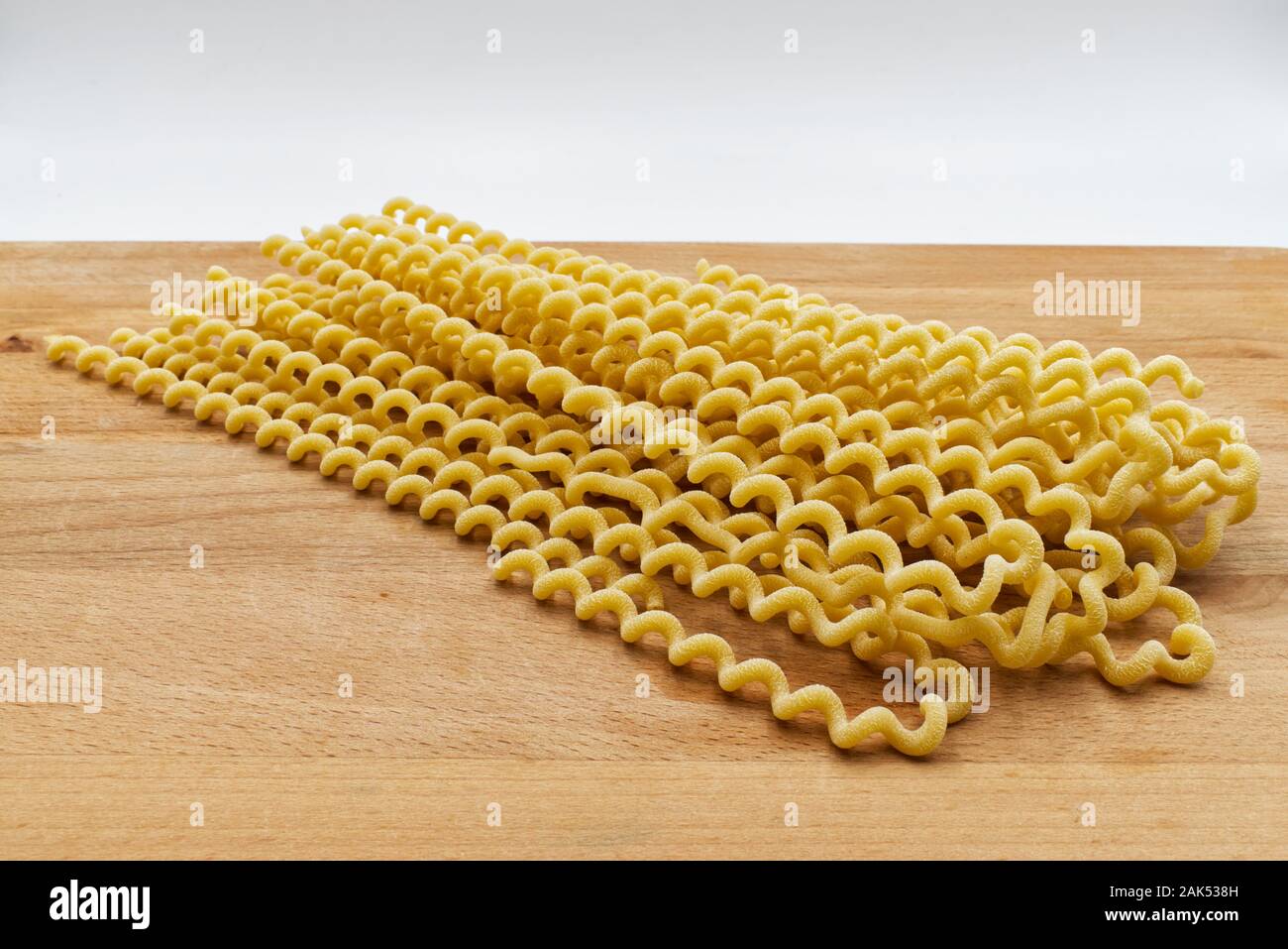 Fusilli Lunghi Bucati brutes. Les pâtes italiennes traditionnelles sur table en bois Banque D'Images