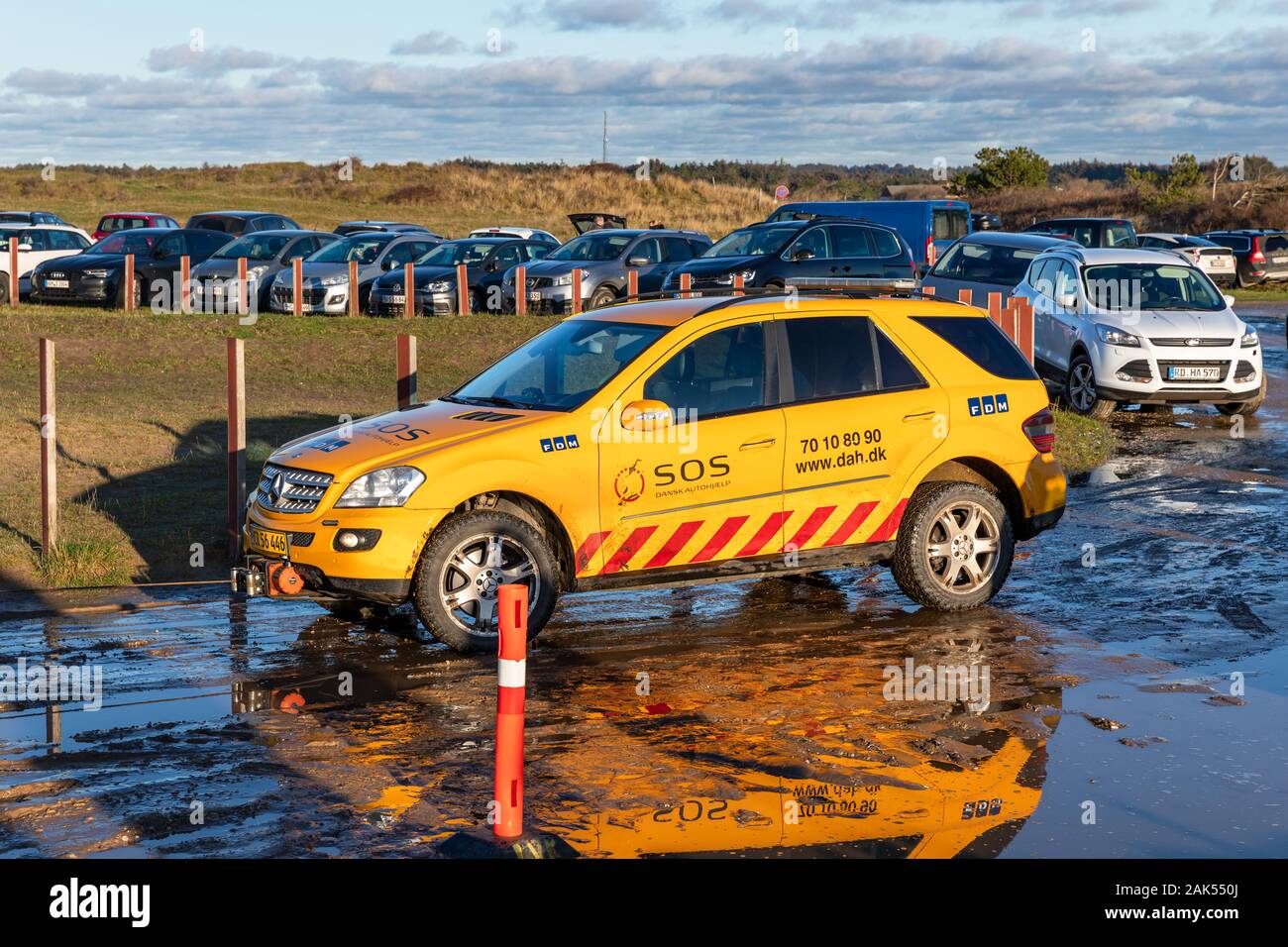 Dansk SOS assistance-dépannage (Autohjaelp) voiture dans un parking boueux ; Danemark Banque D'Images