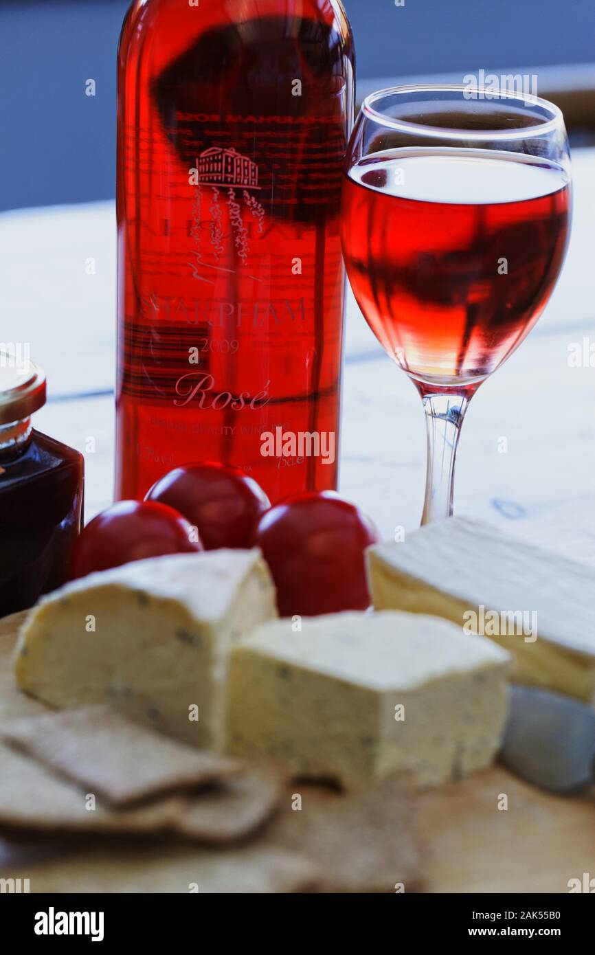 Totnes : Roséwein Kaese und vom Weingut Sharpham Vineyard, Suedengland dans le monde d'utilisation | Banque D'Images