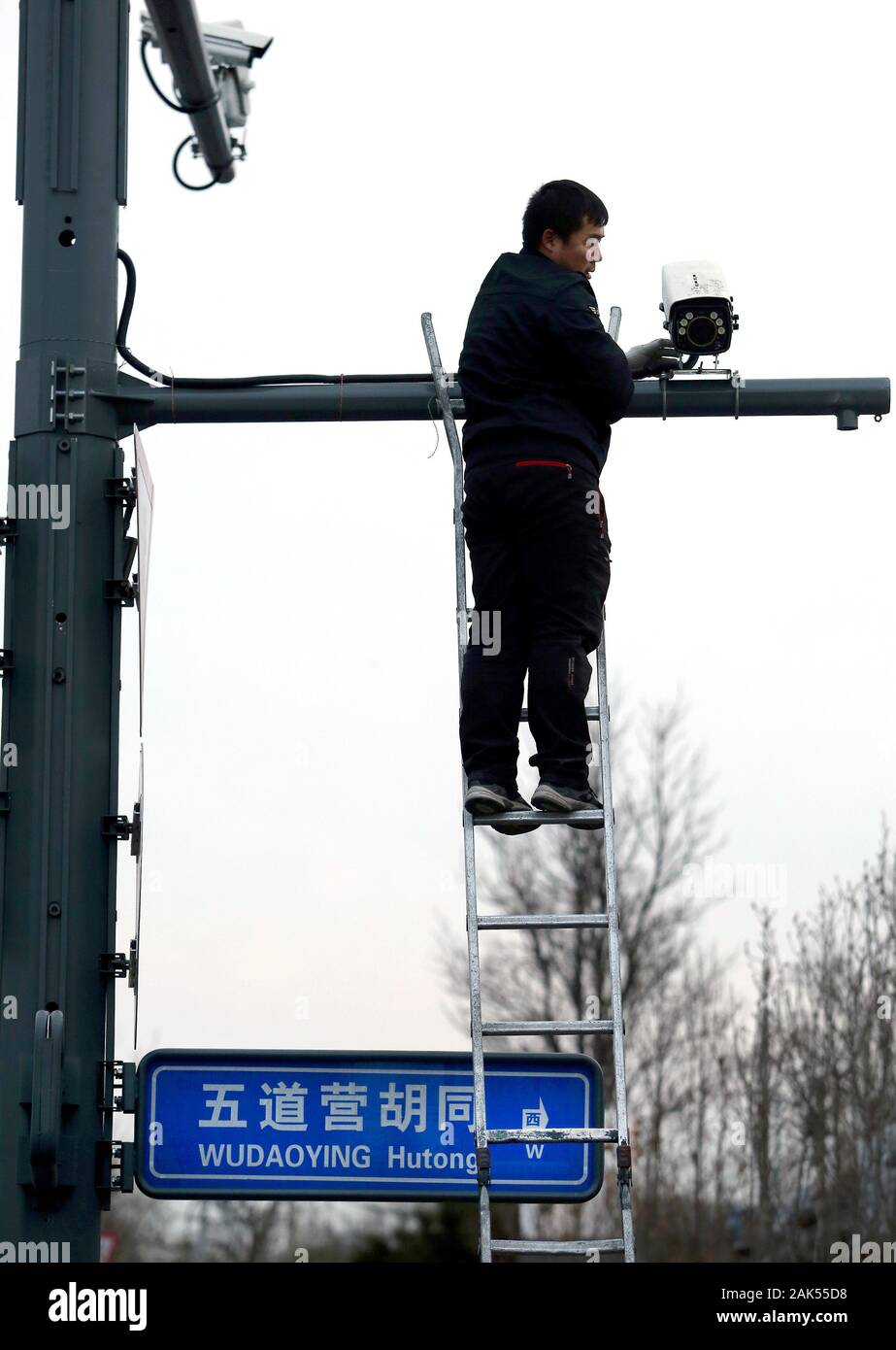 Beijing, Chine. 07Th Jan, 2020. Un technicien installe un Chinois de plusieurs nouvelles caméras de surveillance en circuit fermé dans le centre-ville de Pékin, le mardi, Janvier 7, 2020. La Chine accroît sa capacité de regarder ses près de 1,4 milliards de personnes à de nouveaux niveaux. Le Parti communiste chinois (PCC) a appelé l'état de surveillance sans précédent une 'national multidimensionnel, informationized système de prévention et de contrôle pour la société en matière de sécurité publique." Photo par Stephen Shaver/UPI UPI : Crédit/Alamy Live News Banque D'Images