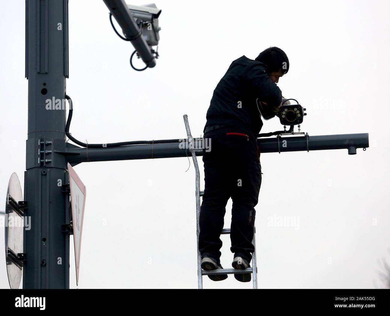 Beijing, Chine. 07Th Jan, 2020. Un technicien installe un Chinois de plusieurs nouvelles caméras de surveillance en circuit fermé dans le centre-ville de Pékin, le mardi, Janvier 7, 2020. La Chine accroît sa capacité de regarder ses près de 1,4 milliards de personnes à de nouveaux niveaux. Le Parti communiste chinois (PCC) a appelé l'état de surveillance sans précédent une 'national multidimensionnel, informationized système de prévention et de contrôle pour la société en matière de sécurité publique." Photo par Stephen Shaver/UPI UPI : Crédit/Alamy Live News Banque D'Images