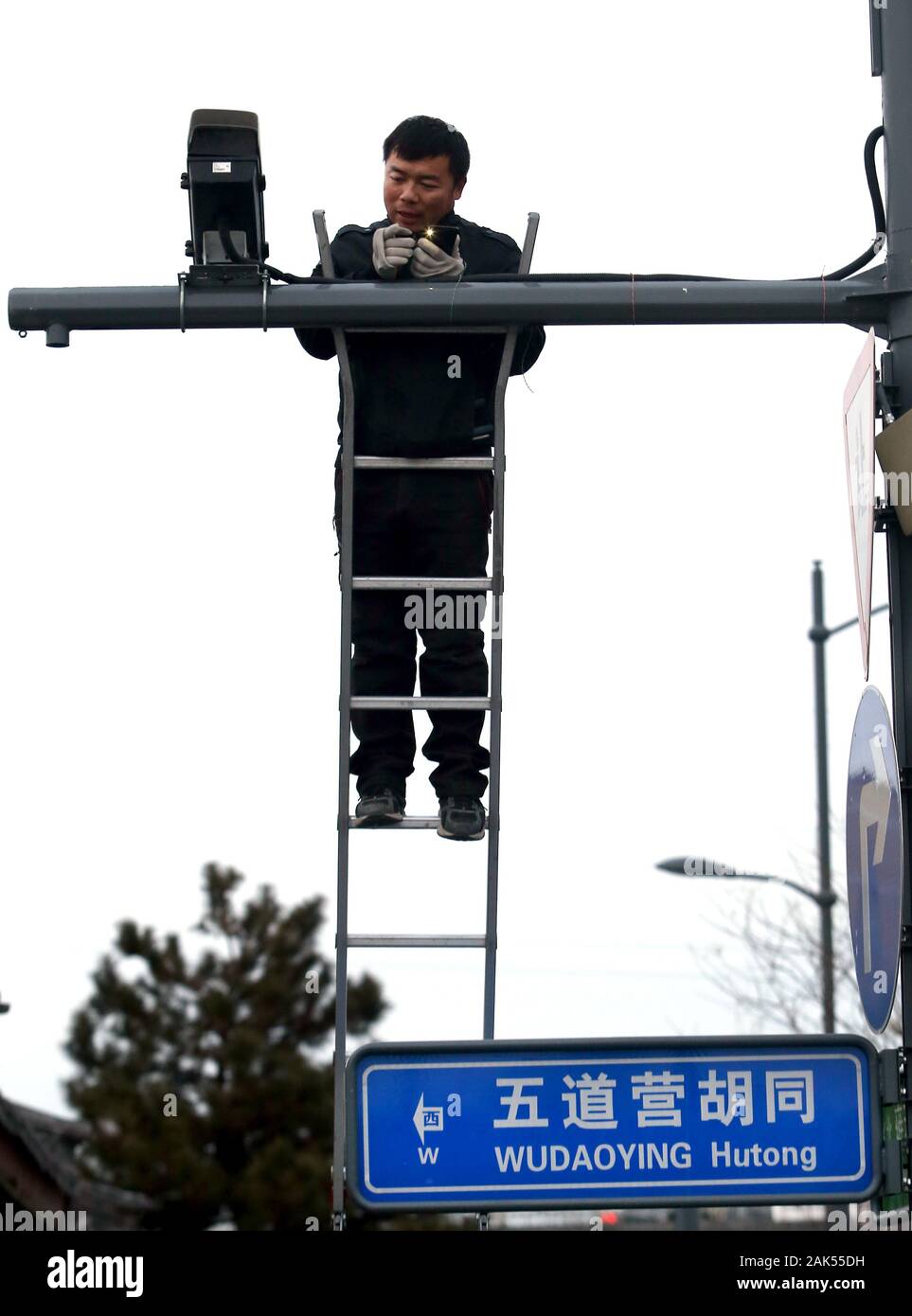 Beijing, Chine. 07Th Jan, 2020. Un technicien installe un Chinois de plusieurs nouvelles caméras de surveillance en circuit fermé dans le centre-ville de Pékin, le mardi, Janvier 7, 2020. La Chine accroît sa capacité de regarder ses près de 1,4 milliards de personnes à de nouveaux niveaux. Le Parti communiste chinois (PCC) a appelé l'état de surveillance sans précédent une 'national multidimensionnel, informationized système de prévention et de contrôle pour la société en matière de sécurité publique." Photo par Stephen Shaver/UPI UPI : Crédit/Alamy Live News Banque D'Images