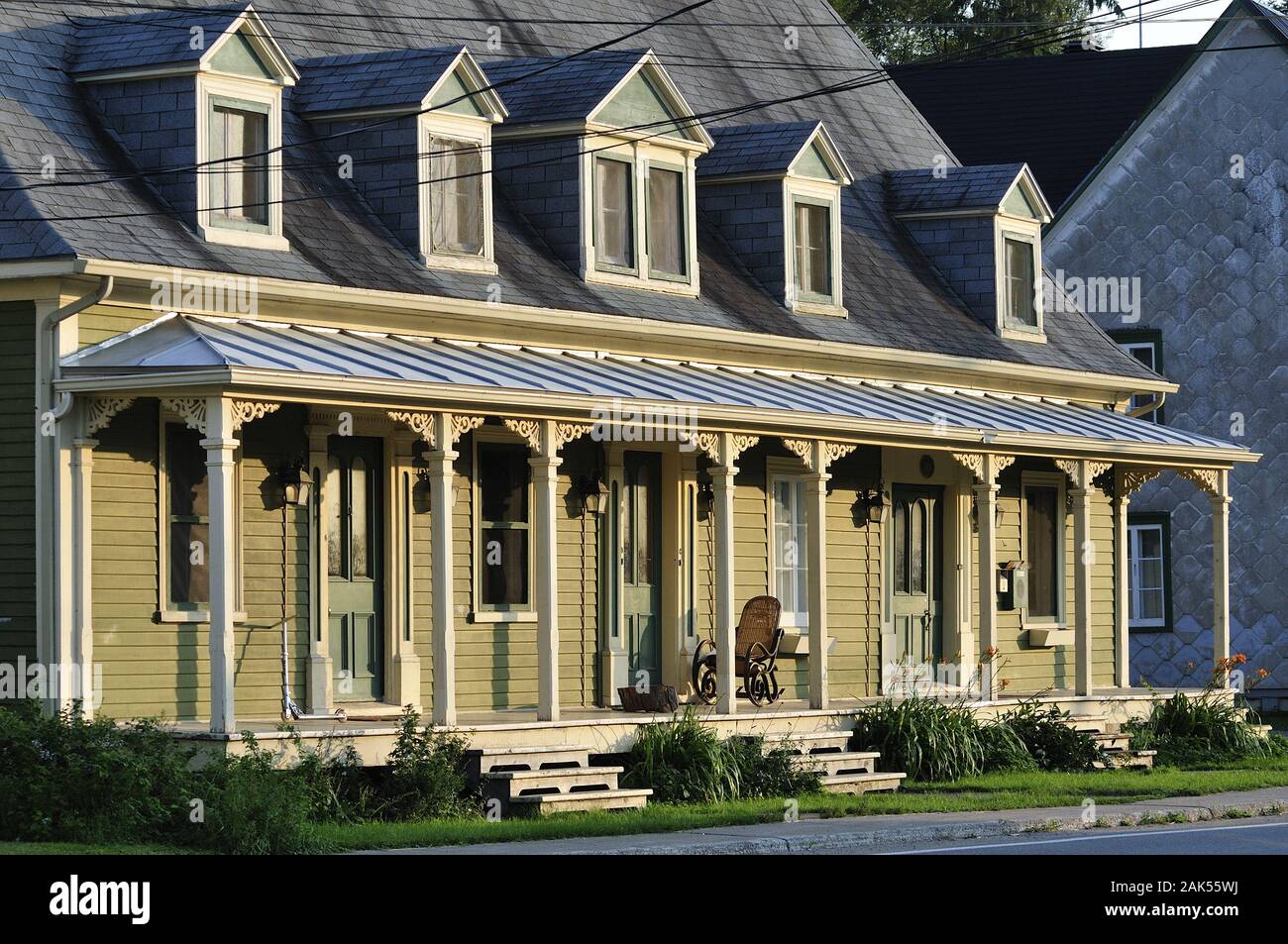 Deschambault : typisch kanadisches Holzhaus mit Terrasse und Schaukelstuhl, Kanada Osten | conditions dans le monde entier Banque D'Images