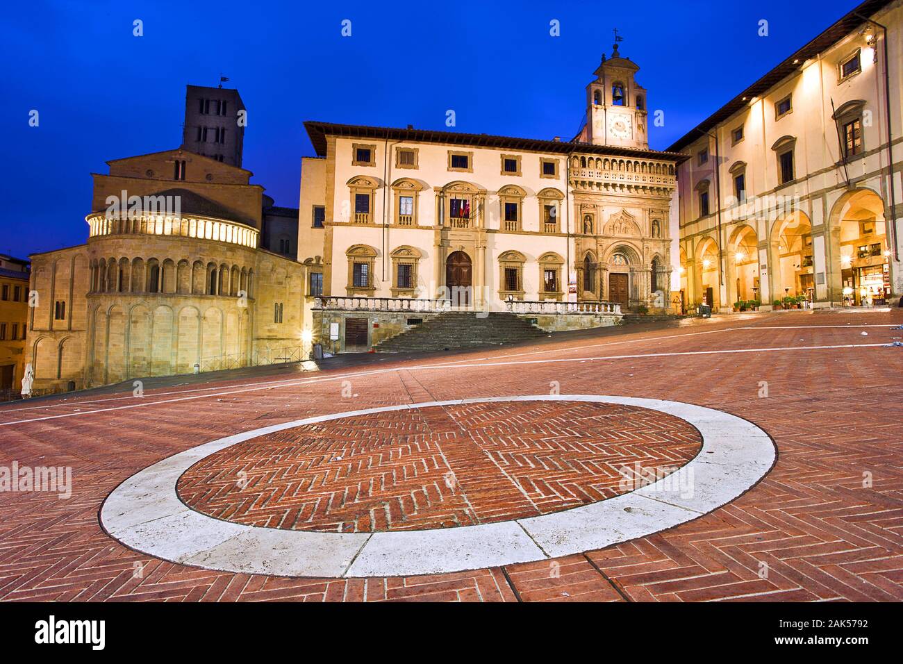 Arezzo : Piazza Grande mit Santa Maria della Pieve und Logge Vasari, am Abend, Toskana | utilisée dans le monde entier Banque D'Images