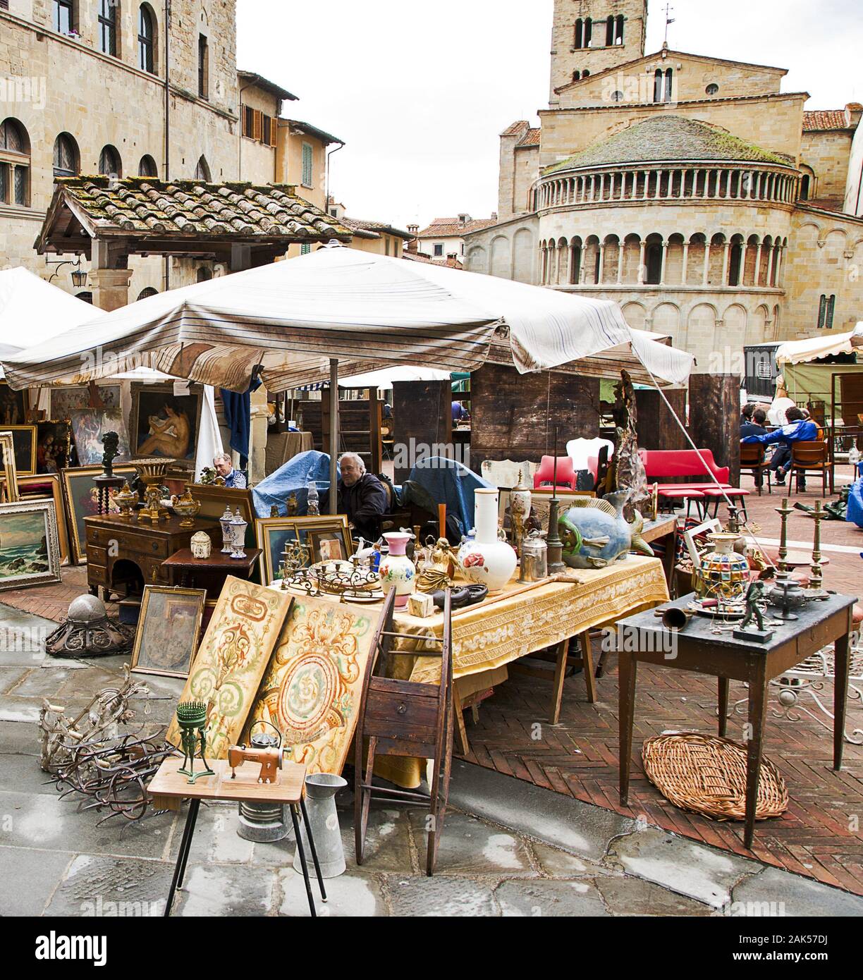 Arezzo : La Piazza Grande, Antikmarkt vor der Kirche 'Santa Maria della Pieve', Toskana | conditions dans le monde entier Banque D'Images