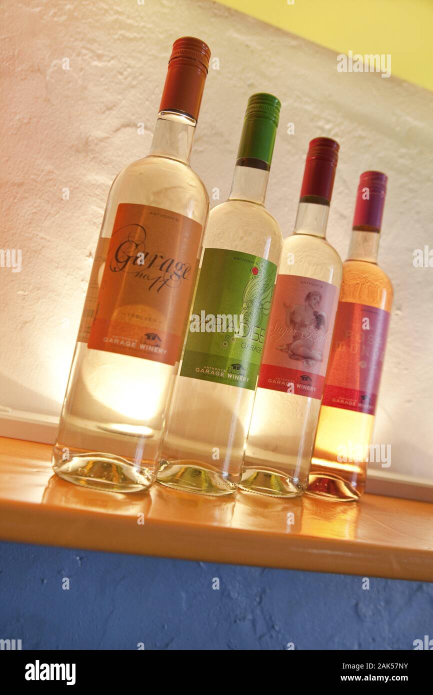 Oestrich-Winkel : Weingut Robert Anthony Hammond im Rheingau, etikettierte Weinflaschen 'Anthony's Garage Winery', Rhein | conditions dans le monde entier Banque D'Images