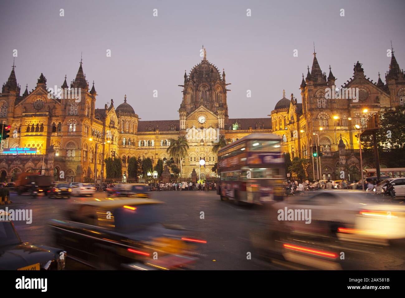 Bundesstaat Maharashtra : La gare Chhatrapati Shivaji (Victoria), der Bahnhof Bahnhof Indian Railways à Mumbai, am Abend, Indien | conditions dans le monde entier Banque D'Images