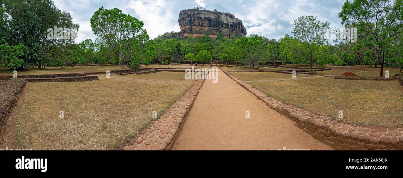 Sigiriya est situé au cœur de l'île, entre les villes de Dambulla Dambulla et sur un énorme plateau rocheux 370 mètres au-dessus du niveau de la mer. Banque D'Images