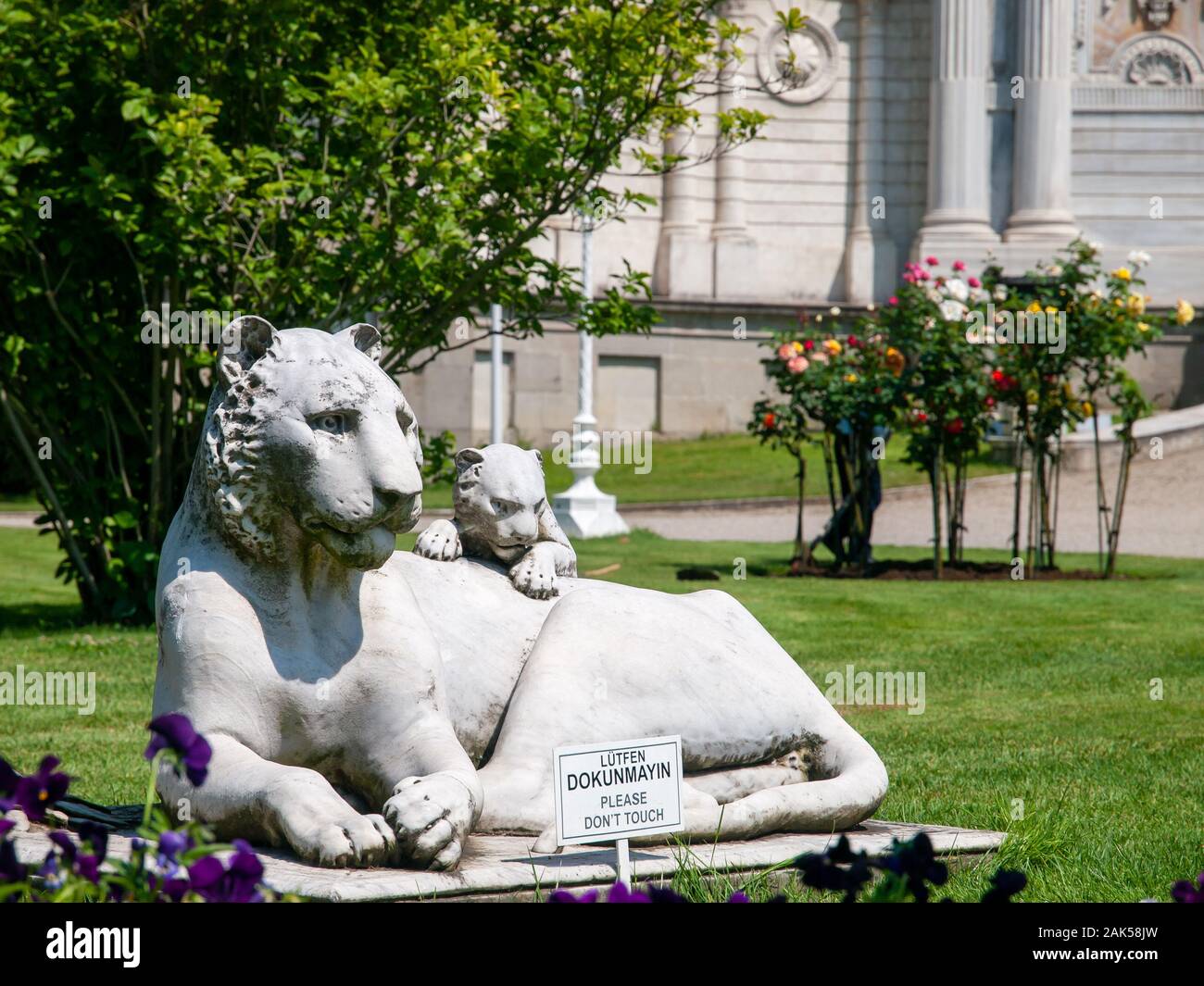 Istanbul / Turquie - 25 mai 2010 : le palais de Dolmabahce, Lionne et bébé lion statue. Banque D'Images