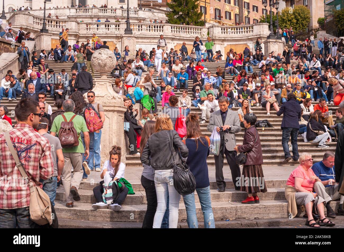 Le tourisme de masse - des hordes de touristes évincer de la Piazza di Spagna et la vue de la place d'Espagne, Scalinata di Trinità dei Monti, à Rome en Italie. Banque D'Images