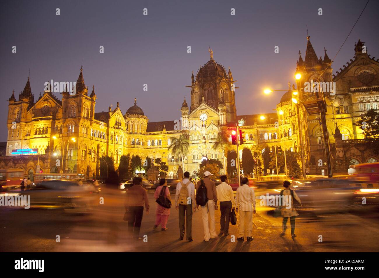 Bundesstaat Maharashtra : La gare Chhatrapati Shivaji (Victoria), der Bahnhof Bahnhof Indian Railways à Mumbai, am Abend, Indien | conditions dans le monde entier Banque D'Images