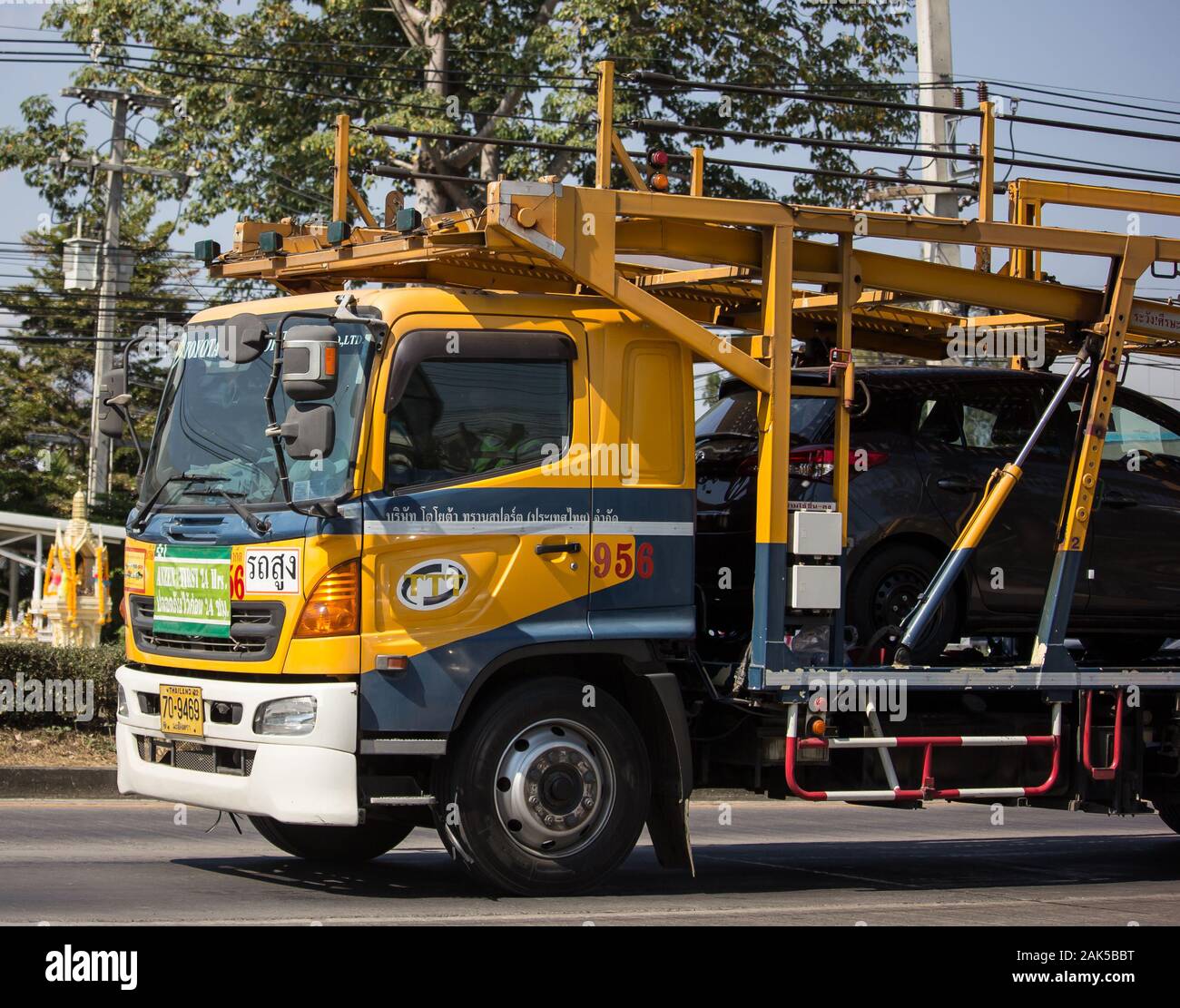 Chiang Mai, Thaïlande - 7 janvier 2020 : nouvelle voiture Toyota Toyota sur transporteur Transport semi-remorque. Sur road no.1001, à 8 km de la ville de Chiangmai. Banque D'Images
