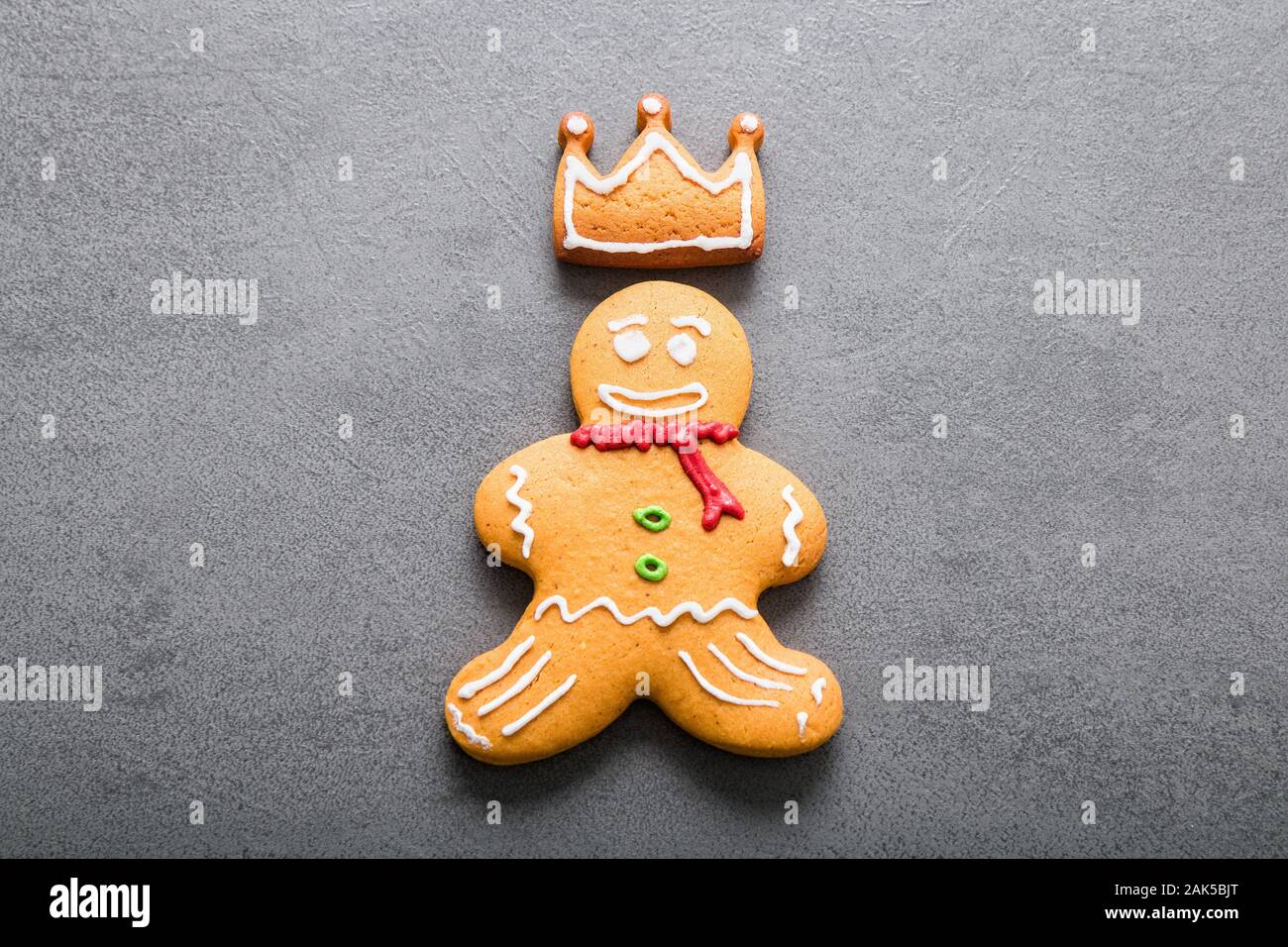 Maison de Noël Gingerbread Man sur fond sombre. Banque D'Images