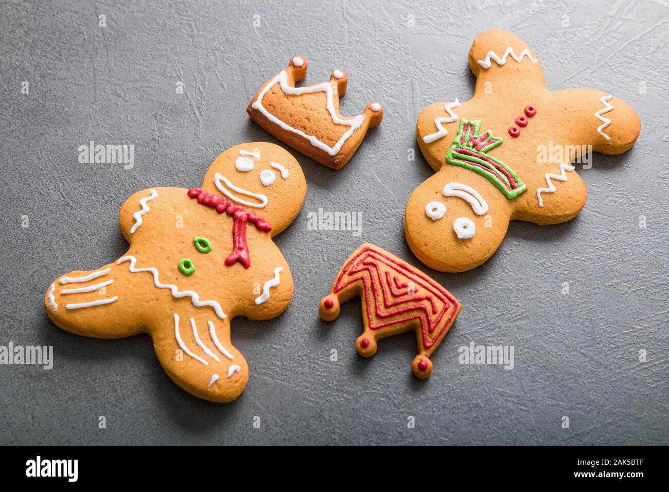 Maison de Noël Gingerbread Man sur fond sombre. Banque D'Images