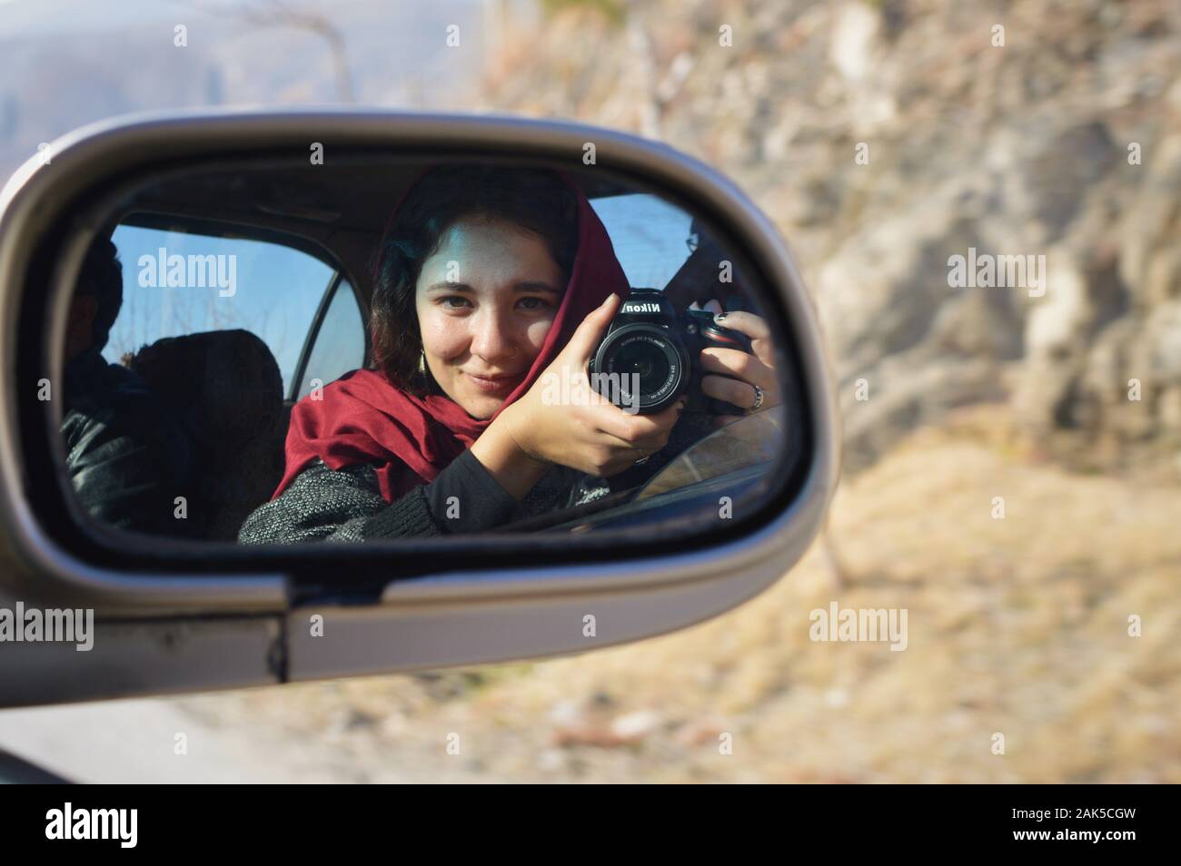 Auto portrait d'une femme portant un headscars dans un miroir de voiture, l'Afghanistan Banque D'Images