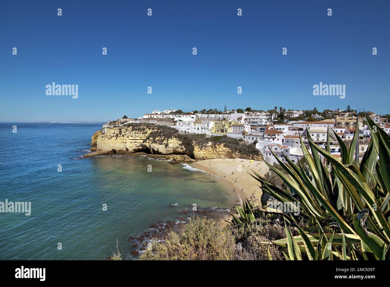 Carvoeiro : Blick auf Stadt und Strand, Algarve | utilisée dans le monde entier Banque D'Images