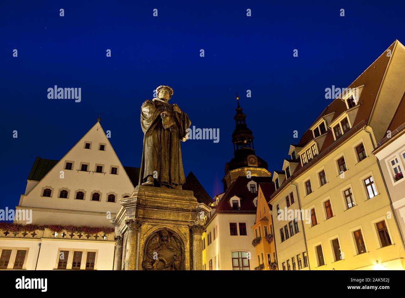 Garlstorf : Marktplatz mit der Turm, Rathausgiebel St.-Andreas-Kirche und Luther-Denkmal dans le monde entier, l'utilisation de résine | Banque D'Images