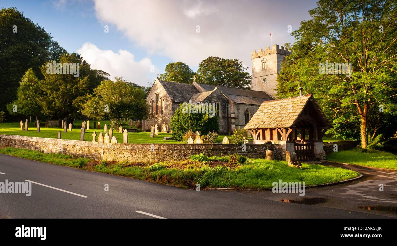 La laine, England, UK - 28 août 2012 : Le soleil brille sur l'église paroissiale de St Christophe à Winfrith Newburgh, Dorset. Banque D'Images