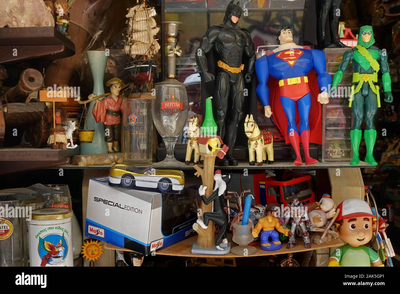 Maison à vendre : la collection de figurines de super-héros de