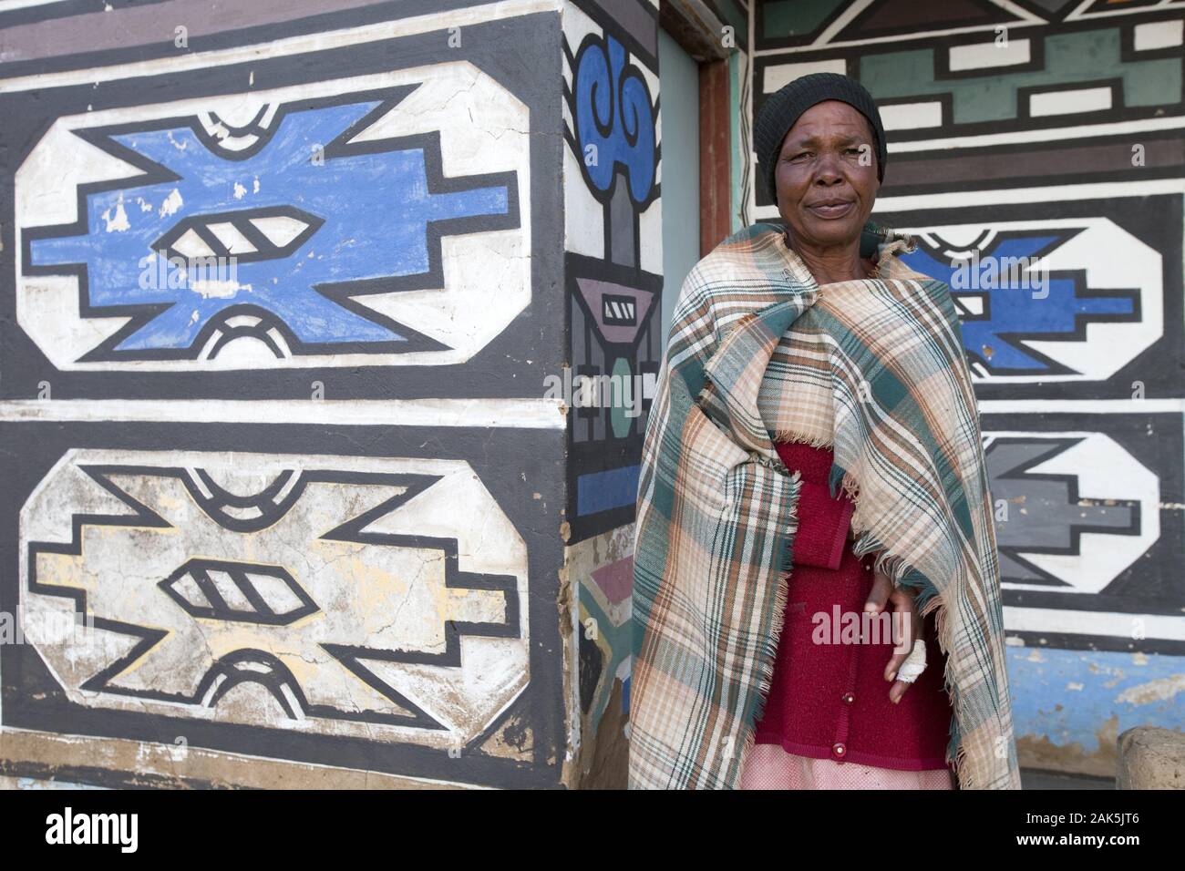 Pretoria : Frau im Ndebele Mapoch Village Culturel Ndébélé, Suedafrika | conditions dans le monde entier Banque D'Images