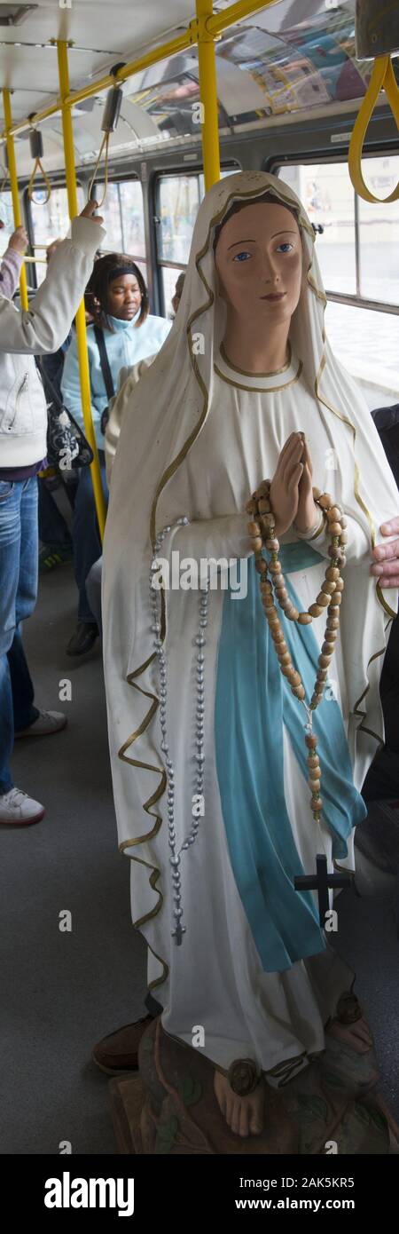Prager Straßenbahnen Figur : der Hl. Jungfrau Maria in der Tram, Prag | utilisée dans le monde entier Banque D'Images