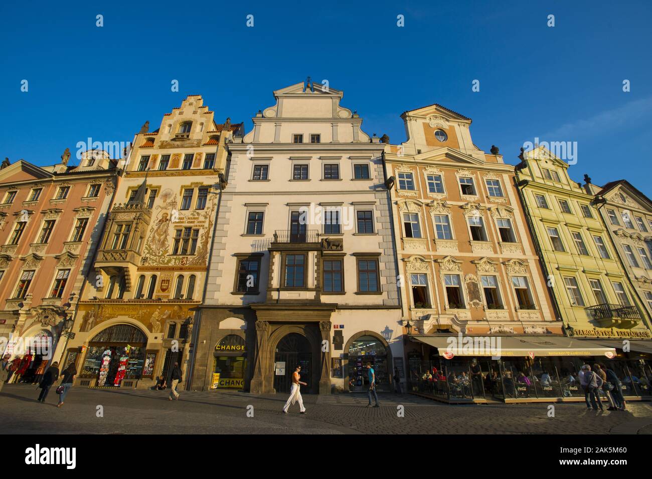 Altstaedter Markt mit einem Gemaelde des heiligen Wenzel am Storch-Haus (2eqa Haus von liens, auch 'Haus zum steinernen Jungfrau Maria' genannt), Prague Banque D'Images