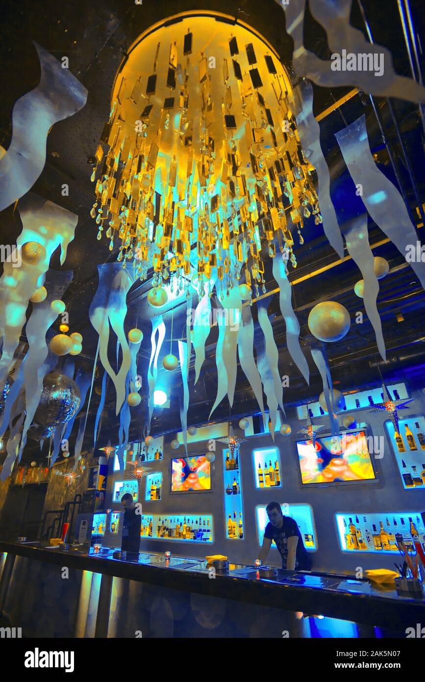 Prager Neustadt : 'Radost FX Club', barman an der Bar, Prag | utilisée dans le monde entier Banque D'Images