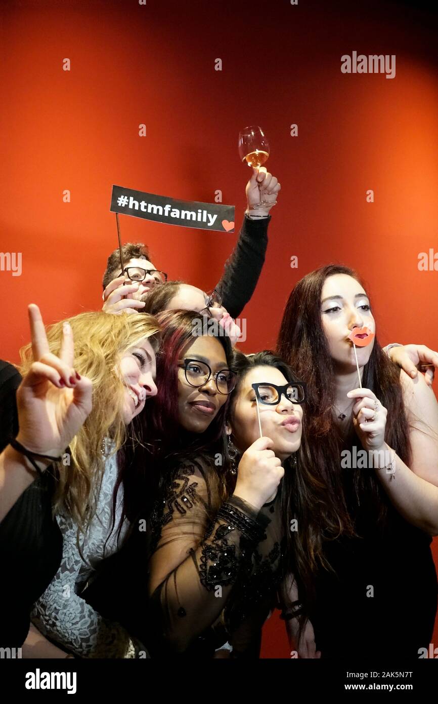 Groupe de personnes célébrant la fin de la saison photo. Les gens sont sourire, rire, faire des grimaces et posant devant la Photobox. Banque D'Images