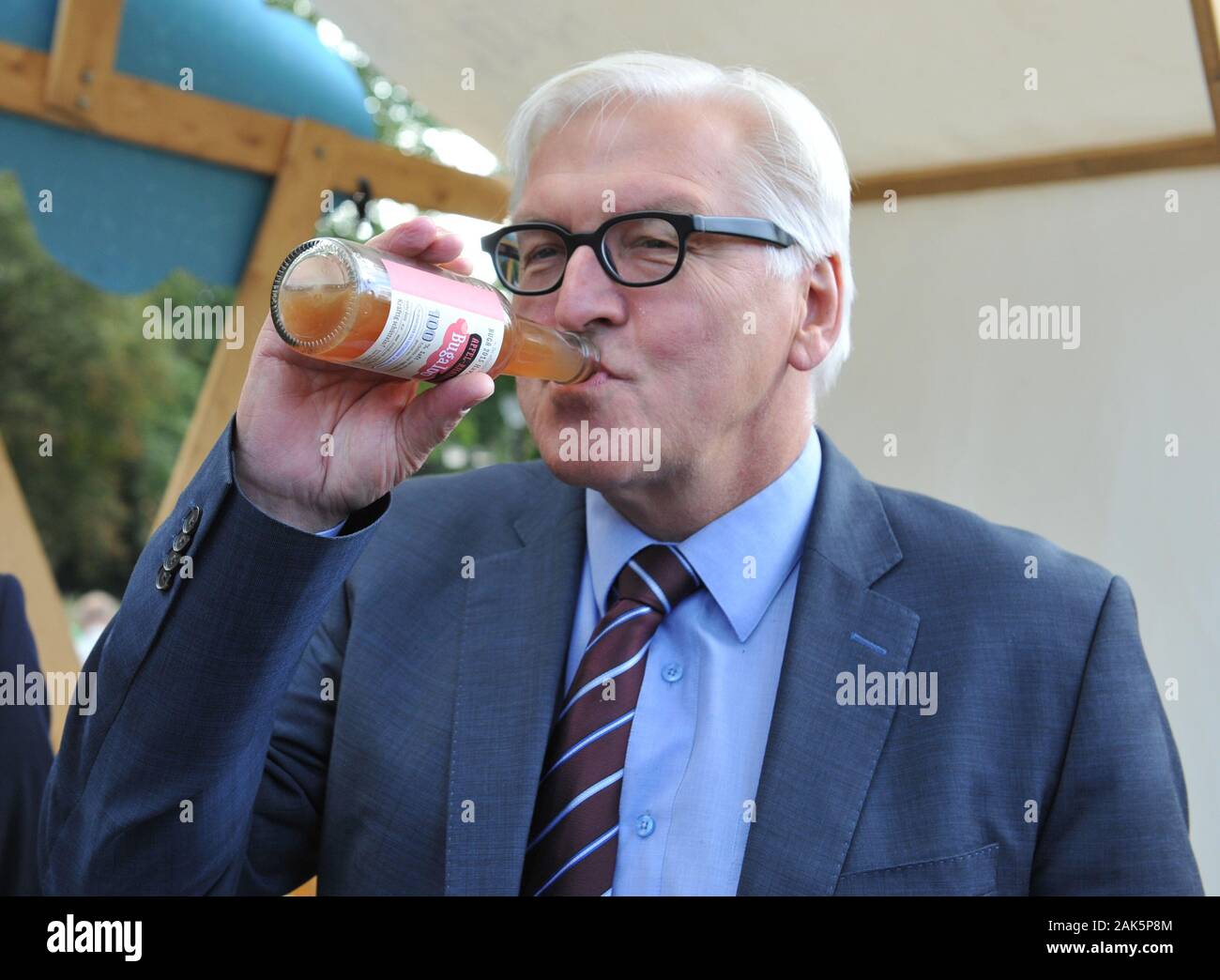 Brandenburg an der Havel, Allemagne. 25 Septembre, 2015. Frank-Walter STEINMEIER (SPD) se rendra dans la BUGA site en Brandenburg an der Havel sur 25.9.2015 et goûter le BOUGALOU jus de l'Ketzuer mostery sur l'Marienberg. Crédit : Thomas Uhlemann/dpa-zb/ZB/dpa/Alamy Live News Banque D'Images
