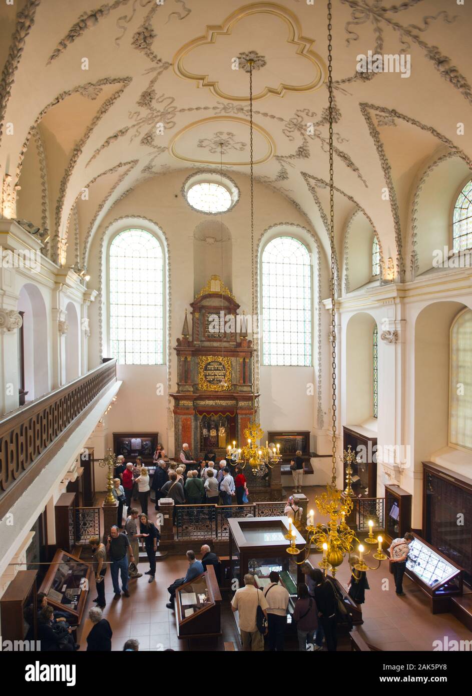 Prager Besucher in der Josefstadt : Klausen Synagoge, Prag | utilisée dans le monde entier Banque D'Images