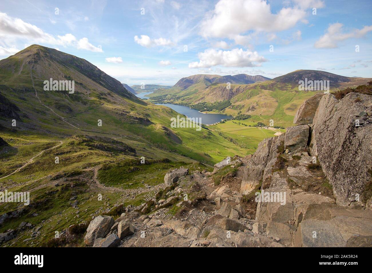 Buttermere village et le lac, et Crummock Water, résident dans la vallée au-dessous de la montagne du Lake District, vu depuis le sommet de Giant Hayst Banque D'Images