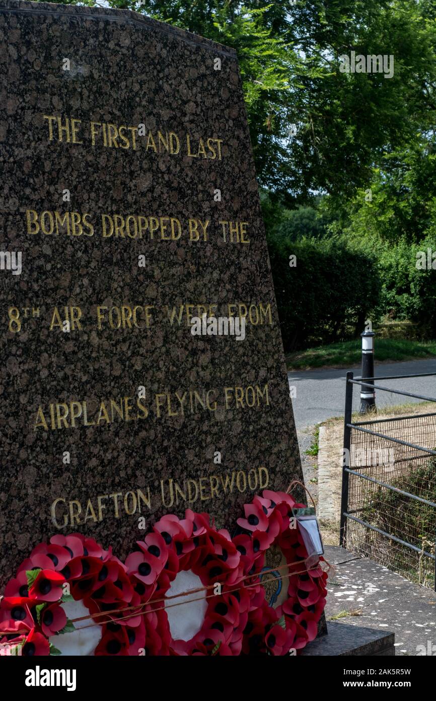 Monument commémoratif de guerre à RAF Grafton Underwood pour le 8ème Groupe de la Force aérienne américaine 384ème Banque D'Images