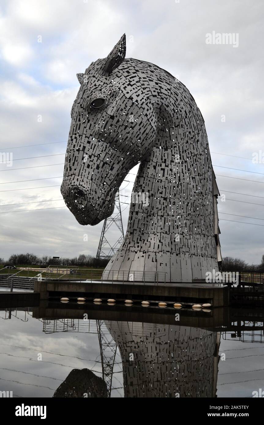 Les Kelpies. Le 30m de haut Sculptures Tête de cheval géant à côté de la Forth et Clyde Canal dans le parc de l'hélice, Falkirk, Ecosse par Andy Scott Banque D'Images