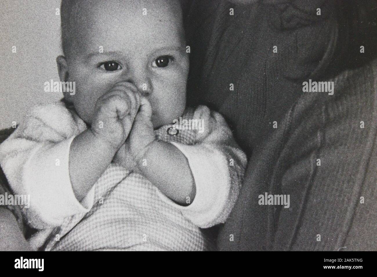 Belle Photographie Vintage Noir Et Blanc Des Annees 1970 D Un Bebe Assis Sur Les Genoux De Sa Mere Photo Stock Alamy