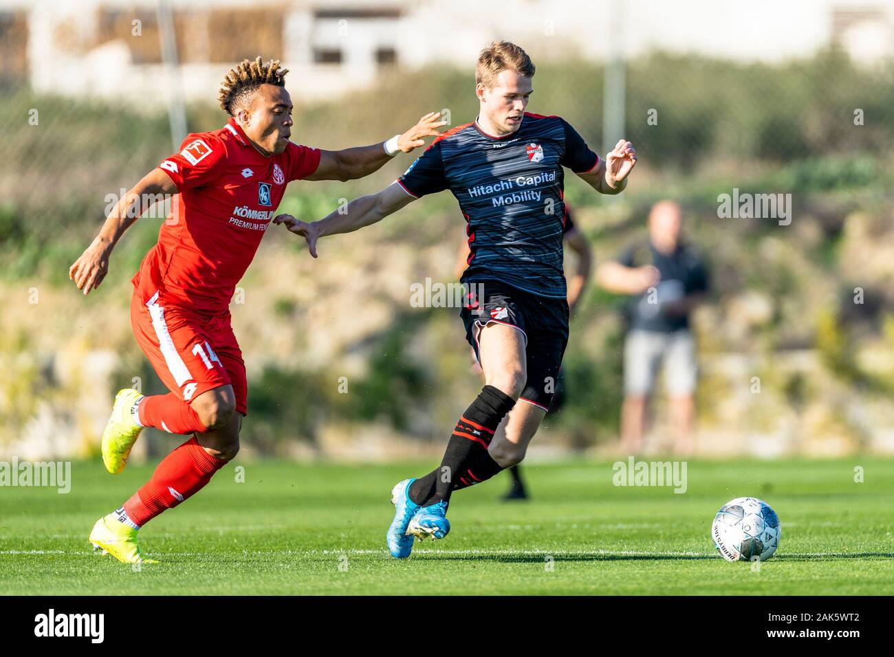 Estepona, Espagne. 07Th Jan, 2020. ESTEPONA, 07-01-2020, le football, l'Eredivisie néerlandaise, saison 2019-2020, FSV Mainz Pierre Kunde Malong (L), FC Emmen player Nikolai Laursen (R), pendant le match FSV Mainz 05 vs FC Emmen : Crédit Photos Pro/Alamy Live News Banque D'Images