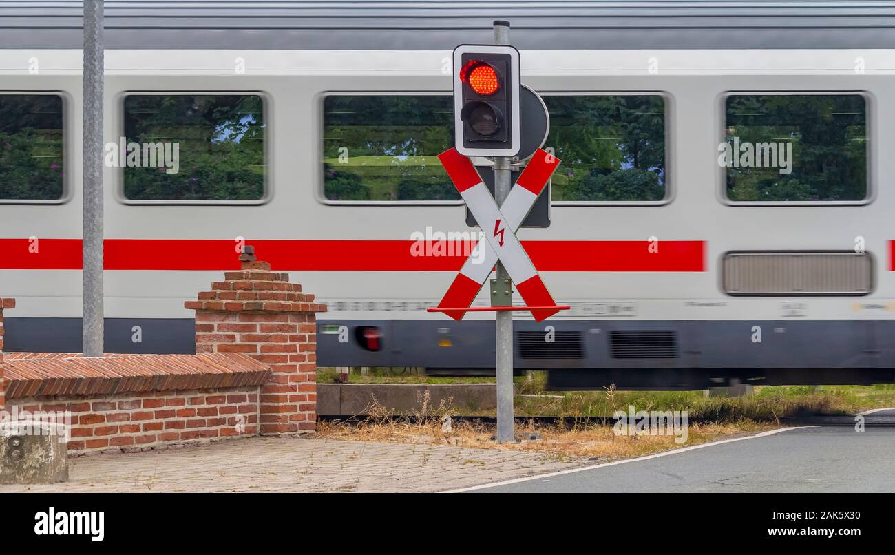 Paysage aux passages à niveau, y compris un train, signe de route et feu de circulation Banque D'Images