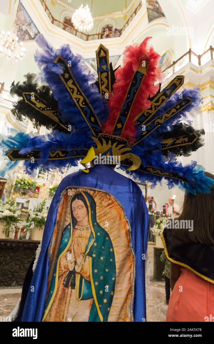 Fête de Notre Dame de Guadalupe, participant autochtone dans une tenue colorée Banque D'Images