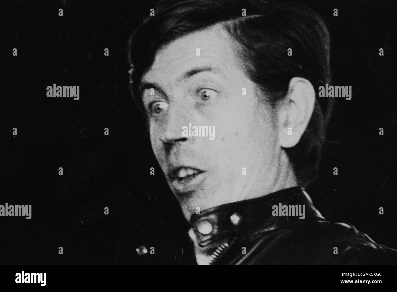 Belle photographie d'époque noir et blanc des années 1970 d'un homme surpris Banque D'Images