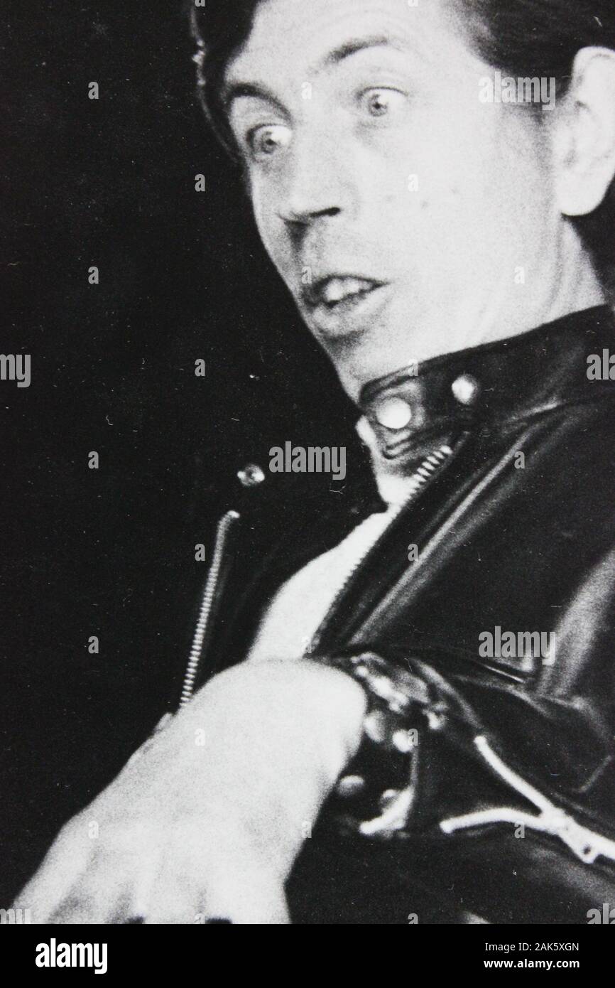 Belle photographie d'époque noir et blanc des années 1970 d'un homme surpris Banque D'Images